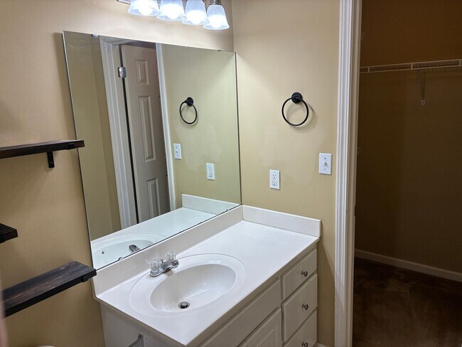 Building Photo - 112 Eagle Pt Lp