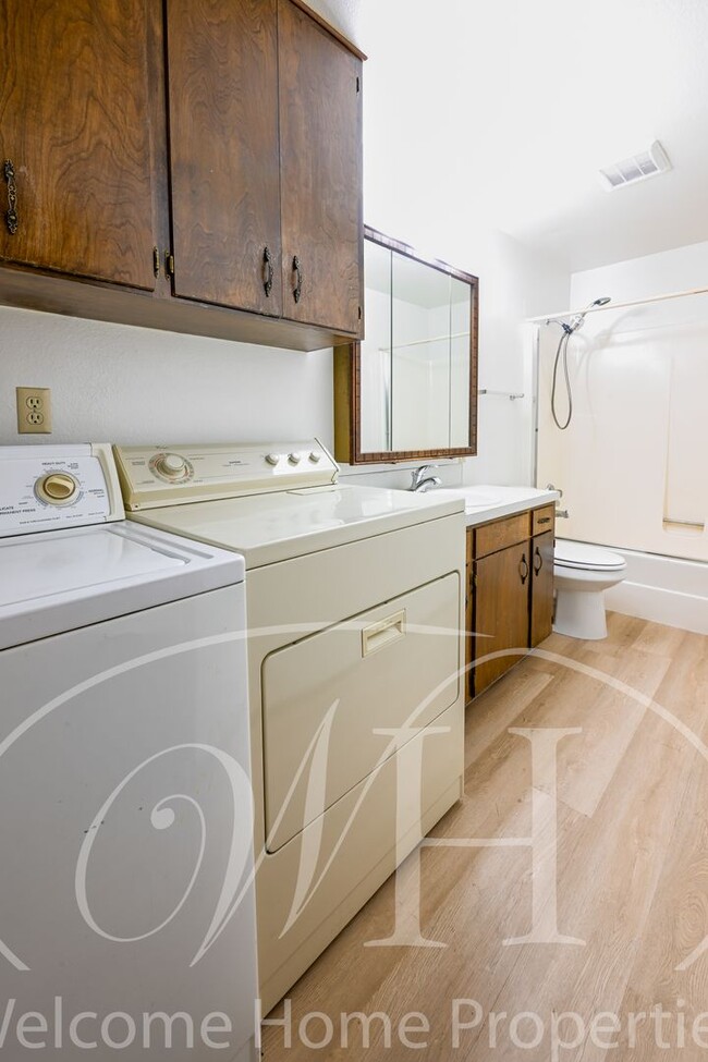 Building Photo - Great 2 Bedroom Condo with Storage and Out...