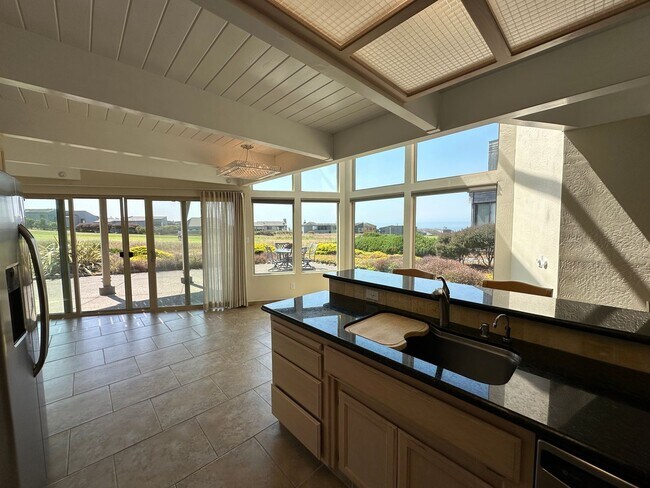 Building Photo - Stunning Home with Breathtaking Golf Cours...