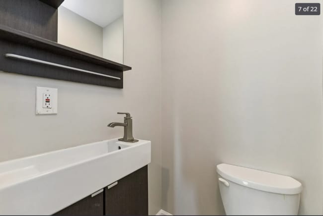 Building Photo - 4 Bedr4 Bedrooms in Parkville