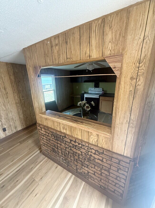 Building Photo - 3 bedroom, 1.5 bath