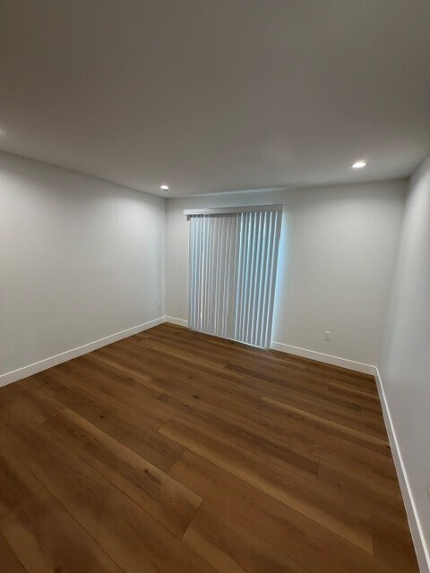 Building Photo - 724 1/4 E 81st St