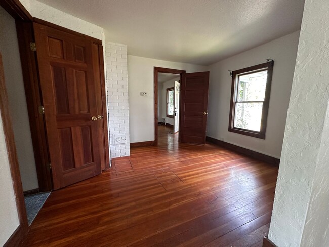 Building Photo - 3 Bedroom 2 Bath Single Family house with ...