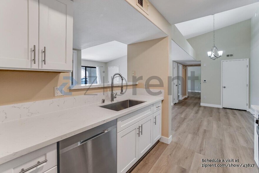 Building Photo - 950 Seven Hills Dr