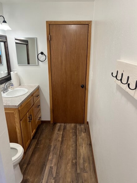 Building Photo - 1306 E Sylvan Ave