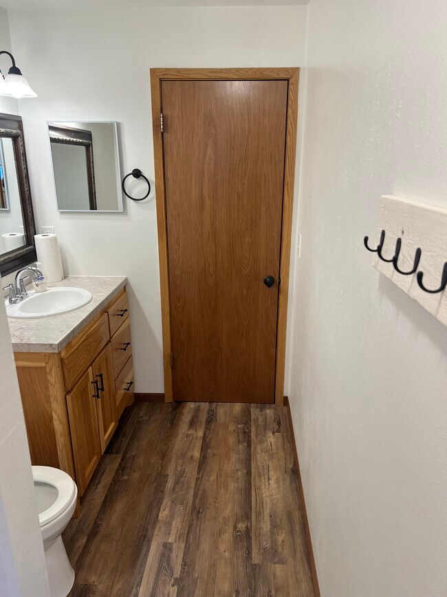 Building Photo - 1306 E Sylvan Ave