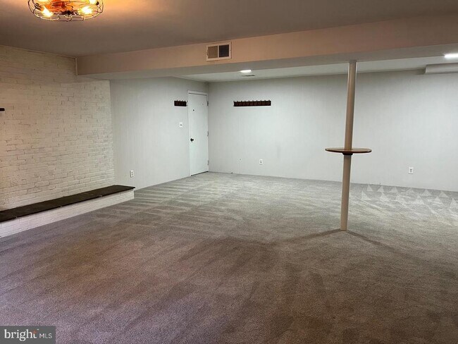 Building Photo - 8711 Braeburn Dr
