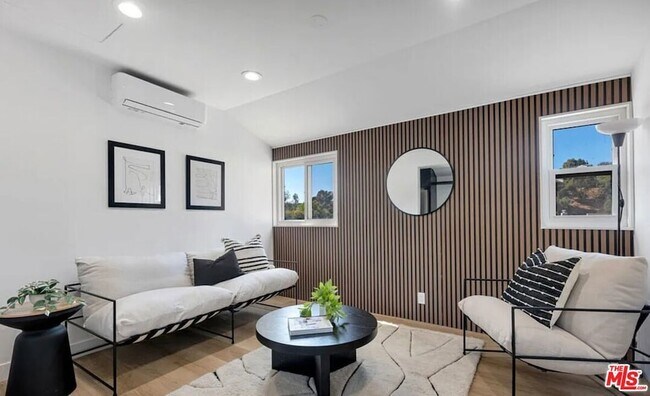 Building Photo - 418 N Bowling Green Way