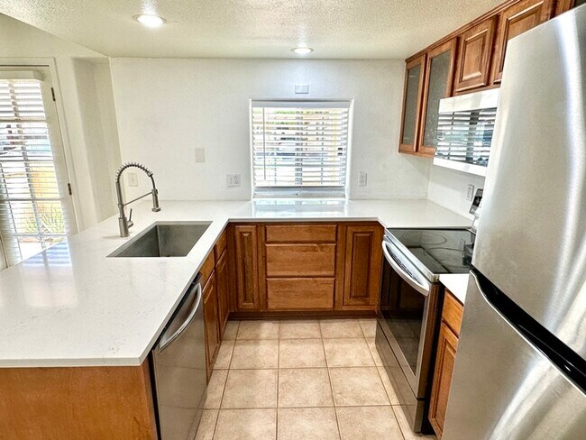 Building Photo - Welcome to this charming 2-bedroom, 2-bath condo in a gated Ventana Condominiums