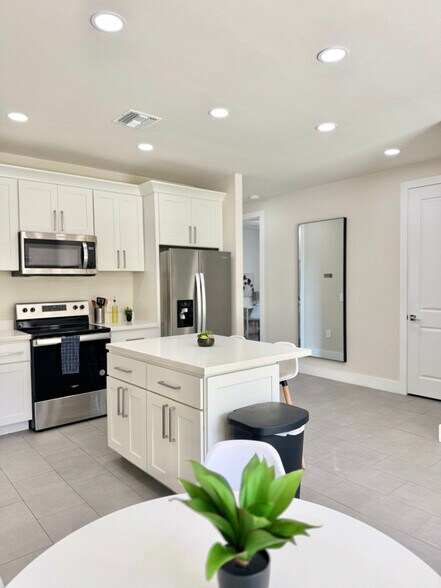 Building Photo - 2504 Leda Ave S