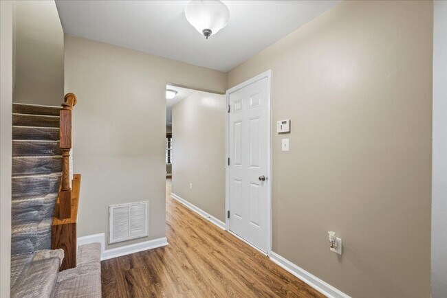 Building Photo - Charming 3-Level Townhome