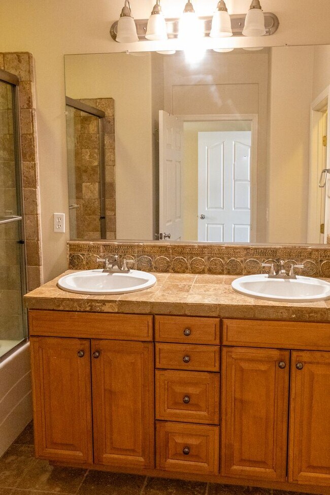 Building Photo - Beautiful 3 bedroom townhouse that is conv...