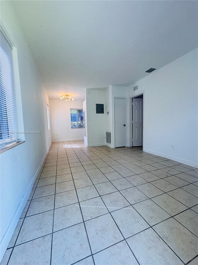 Building Photo - 1267 NE 127th St