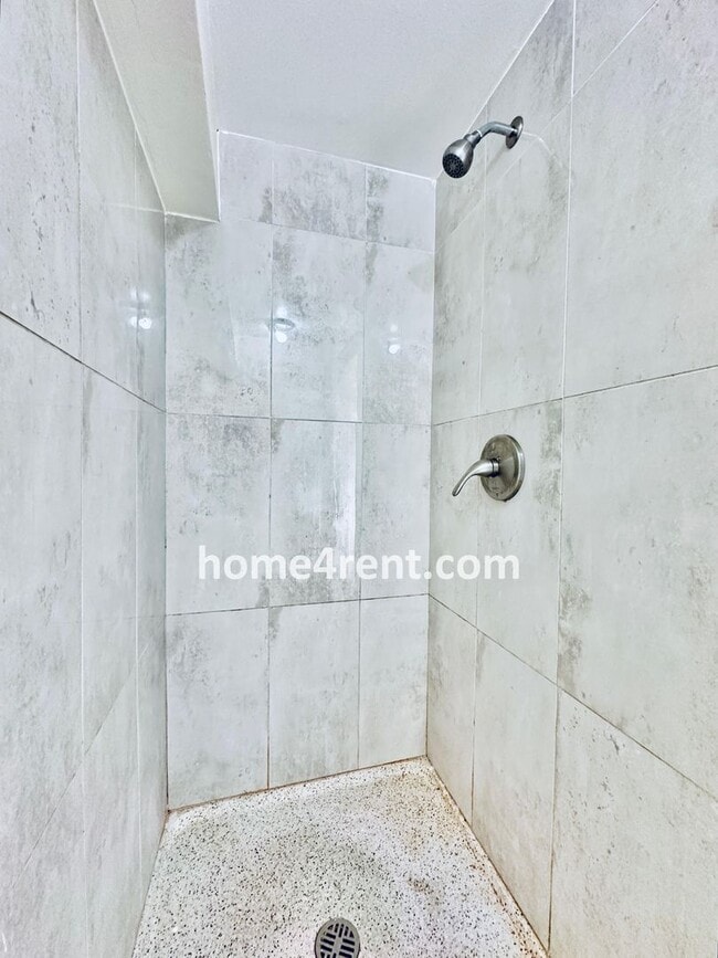 Building Photo - Charming Duplex Style Home with New Paint, Updated Floors, Finished Basement and a Quiet Back Patio!