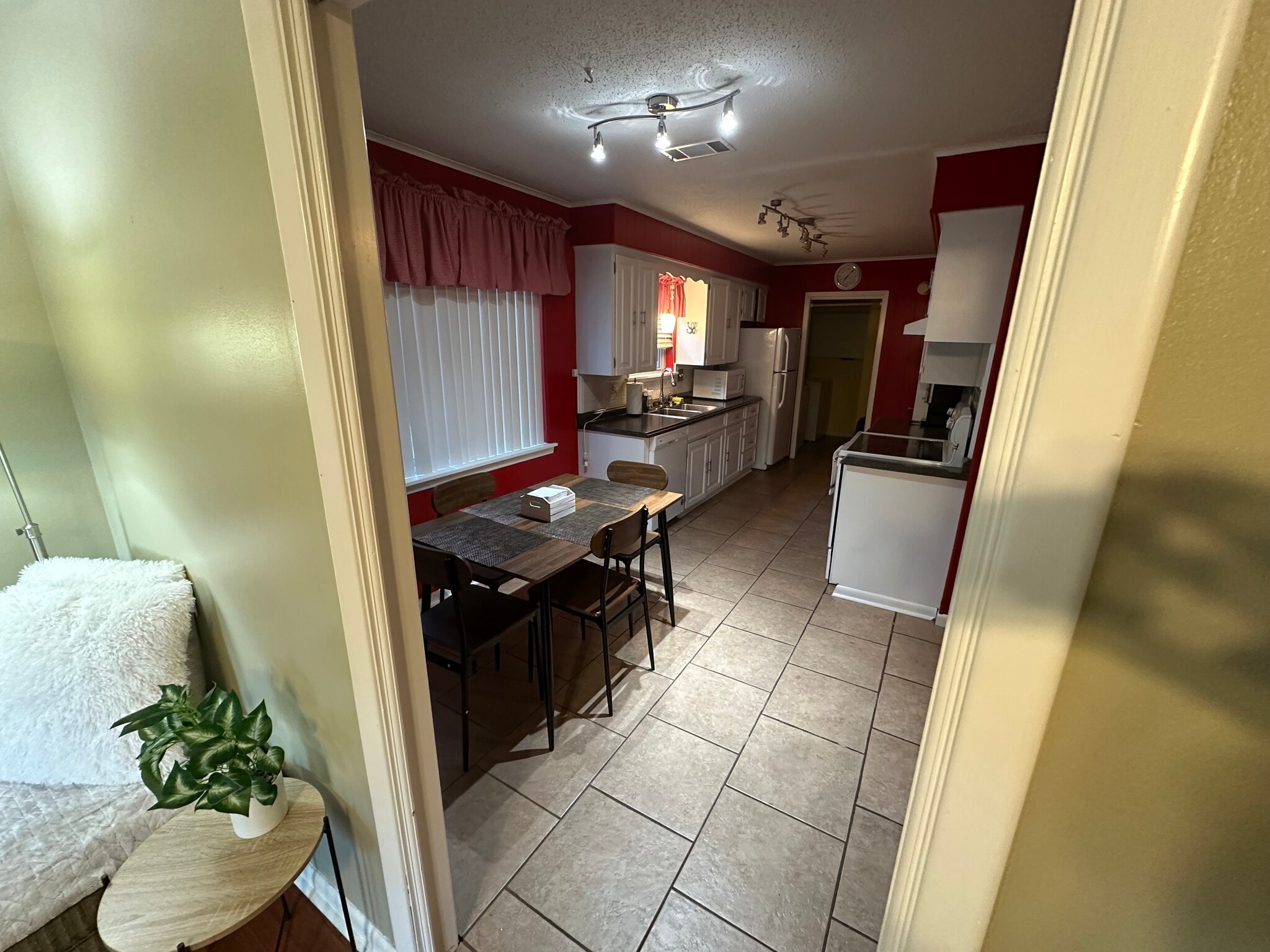 Kitchen - 11 Connell Dr