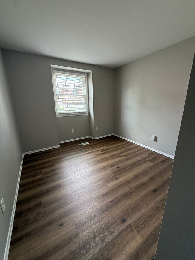 Building Photo - Beautifully updated 3-bedroom townhome in the heart of South Charlotte.