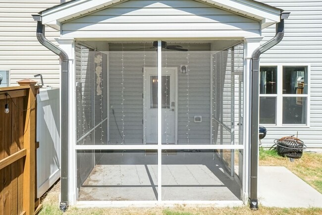 Building Photo - Gorgeous End Unit Townhome!