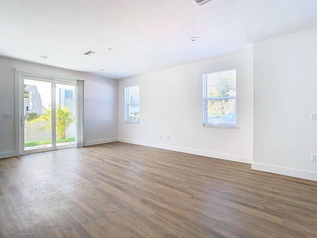 Building Photo - Brand New Constructed Townhouse in South Tampa - Available October 2024