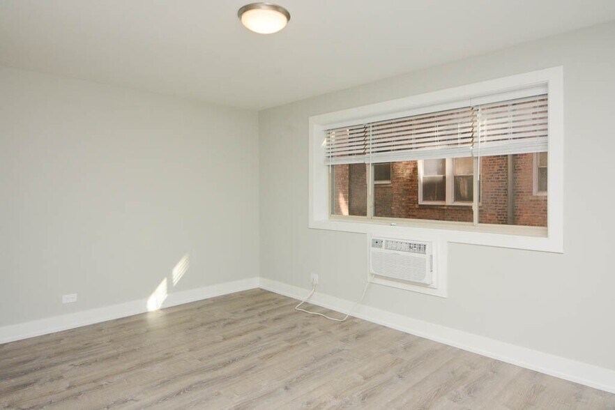 Building Photo - 447 W Surf St