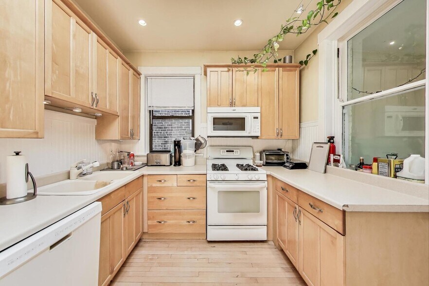 Building Photo - 6424 N Newgard Ave