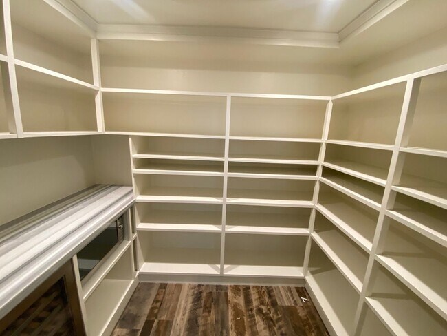 Building Photo - Gorgeous 3 bedroom 2 bath single family ho...