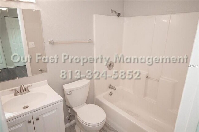 Building Photo - 226 SW Lincoln Cir N