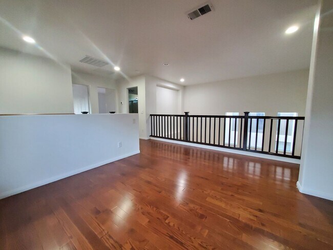 Building Photo - Wonderful 3 Bedroom 2.5 Bath Home in the h...