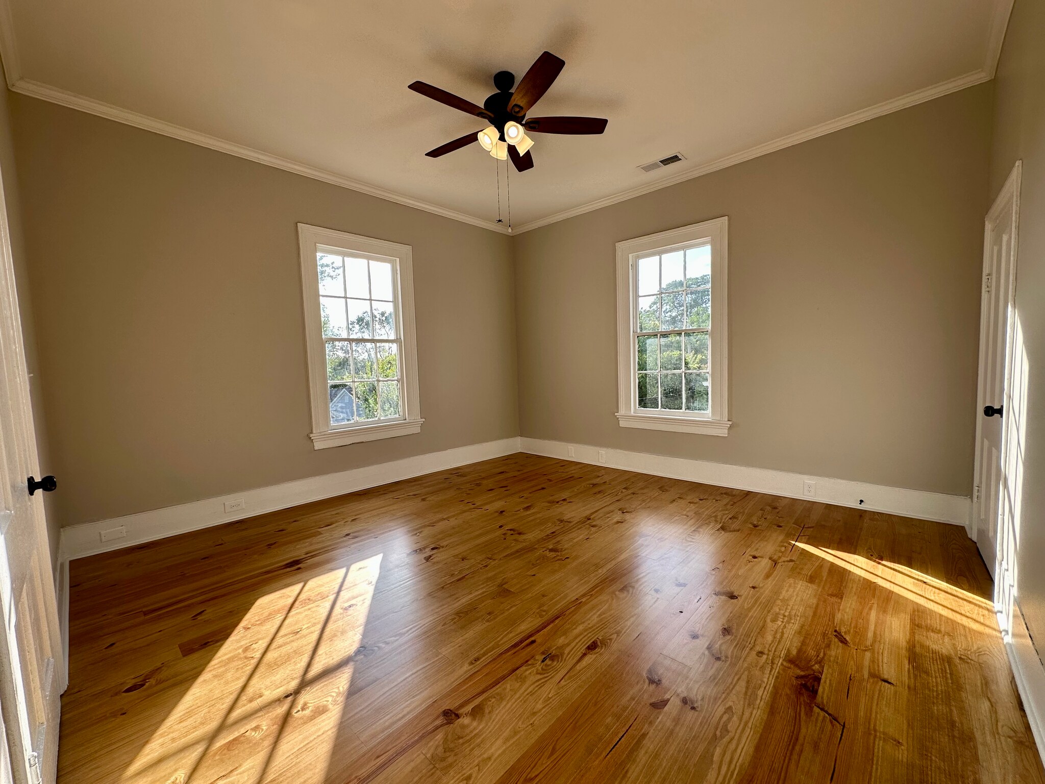 Building Photo - 983 Maple St