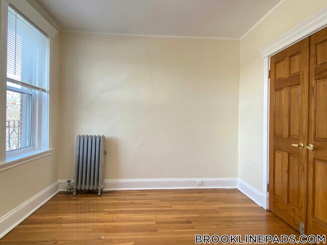 Building Photo - 352 Riverway