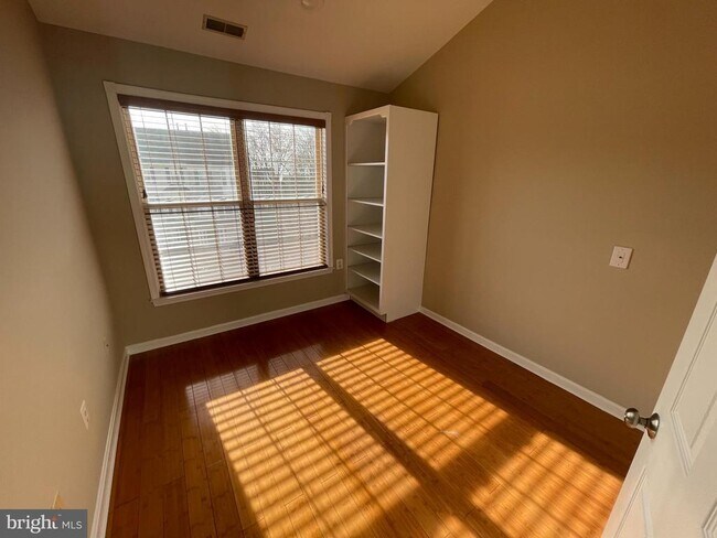 Building Photo - 5729 Goldfinch Ct