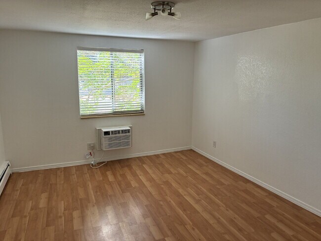 Building Photo - ONE MONTH OF RENT OFF MOVE IN INCENTIVE FOR SEPTEMBER! Beautiful Updated 1 Bedroom 1 Bathroom - H...