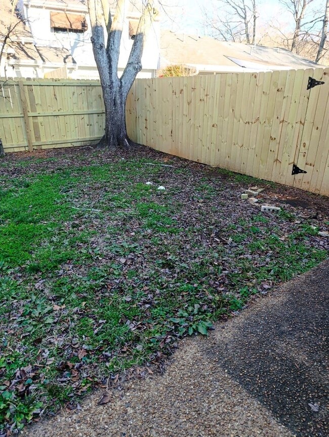 Building Photo - 3 Bedroom Townhome in Hixson Tennessee! Pet-friendly!