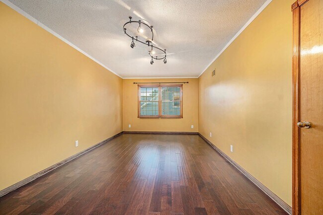 Building Photo - 4 Bed Home Premium Fixtures