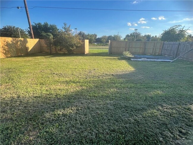 Building Photo - 18 E 13th St