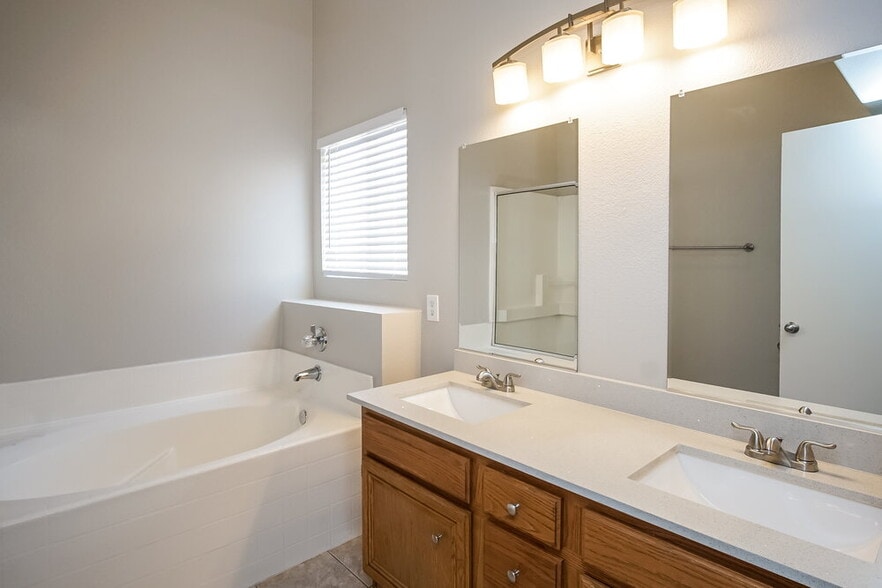 Building Photo - 3744 Blue Dawn Dr