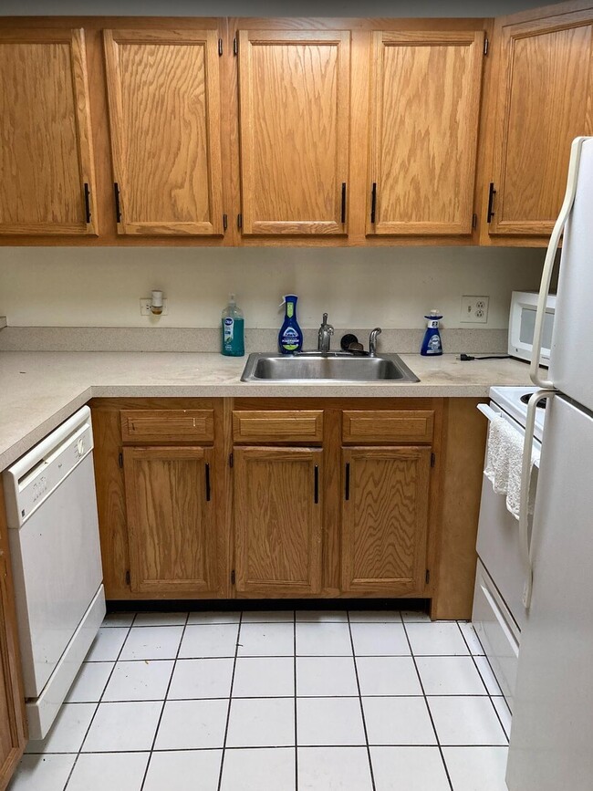 Building Photo - 1811 Four Lakes Ave