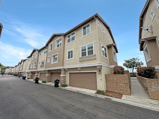 Building Photo - 3011 Cole Grade Dr