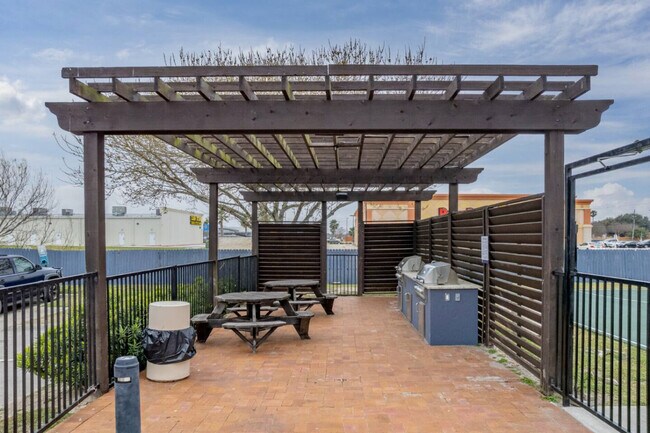 Building Photo - 6225 Saratoga Blvd