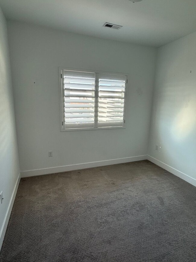 Building Photo - Beautiful townhome