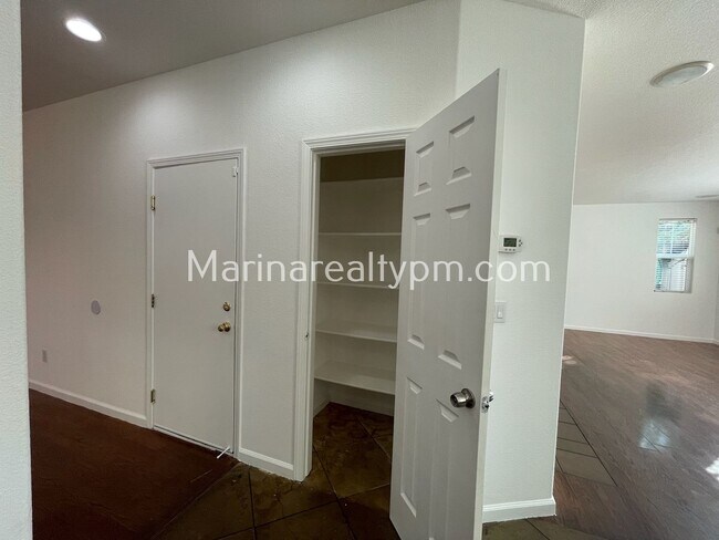 Building Photo - 5 Bedroom 2.5 Bath Two Story House