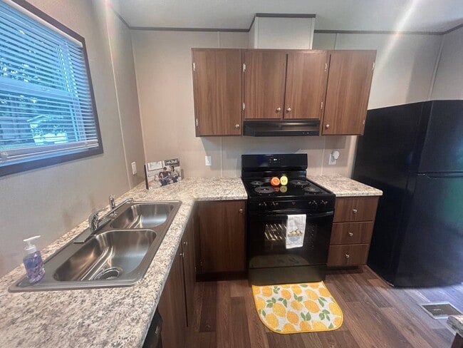 Building Photo - 23 White Oak Village