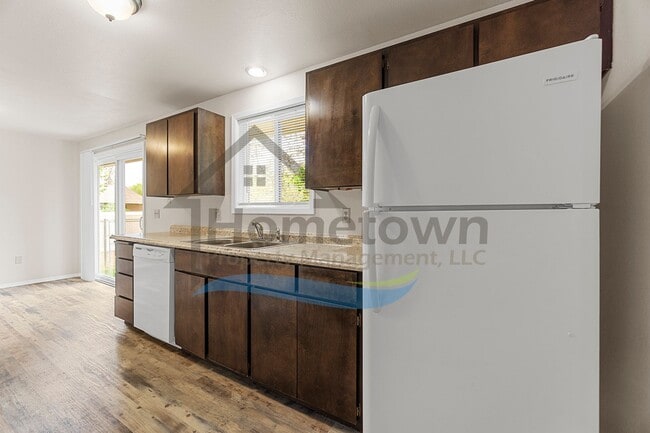 Building Photo - 2 Bedroom 1 Bath Home with Attached Garage...