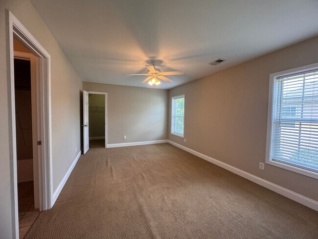 Building Photo - Stunning 5 Bedroom 4 Bath Home with 3 Car ...
