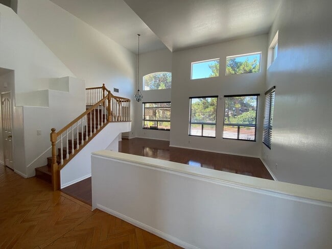 Building Photo - Spectacular 4 bd. 3 bath home in prime Dis...