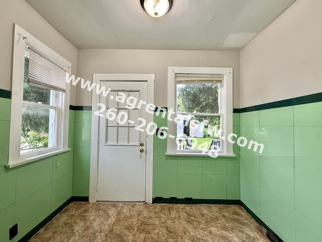 Building Photo - 4 Bedroom House- (Section 8 OK!)