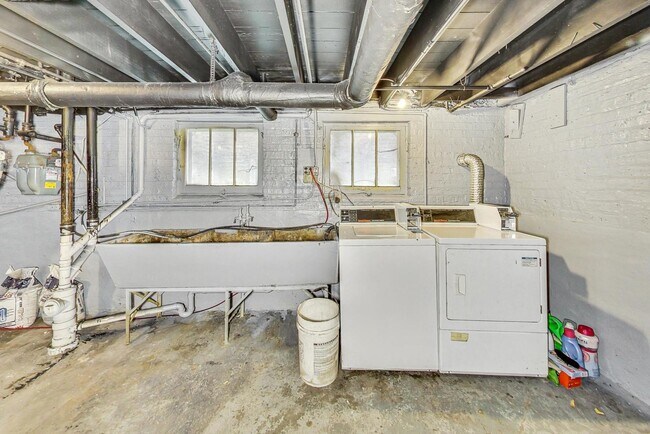 Building Photo - 5015 N Springfield Ave