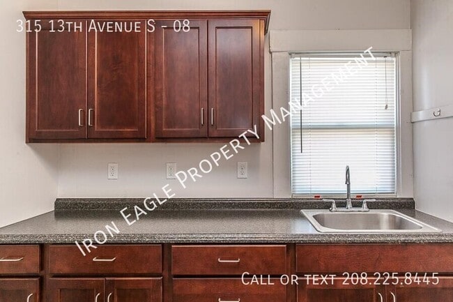 Building Photo - 315 13th Ave S