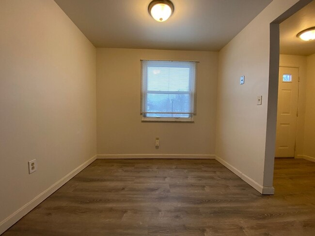 Building Photo - 733 Hemlock Square
