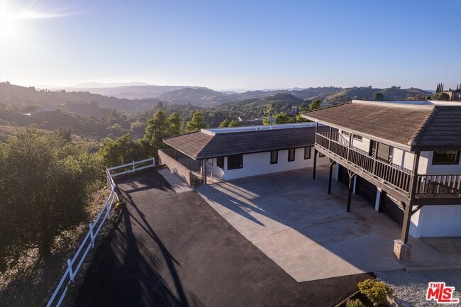 Building Photo - 44310 Vía Barranca