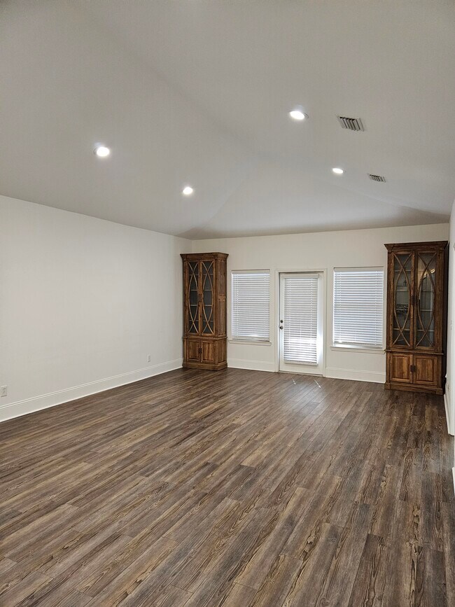 Building Photo - 102 Courthouse Dr